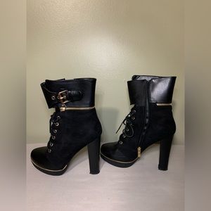 Women’s Italina Zippered Boot. Color: Black. Size: 8.5.